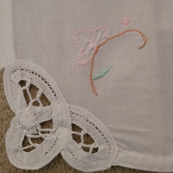 Vintage Embroidered Napkins with Lace Corner - Picture 2 of 4
